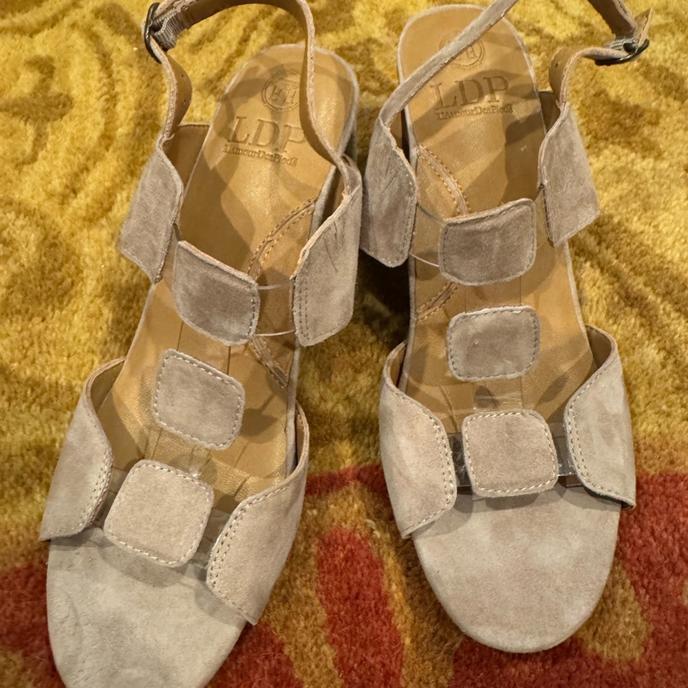 L’Amour Des Pieds Sz 8 1/2 Taupe Gray Suede Sandals